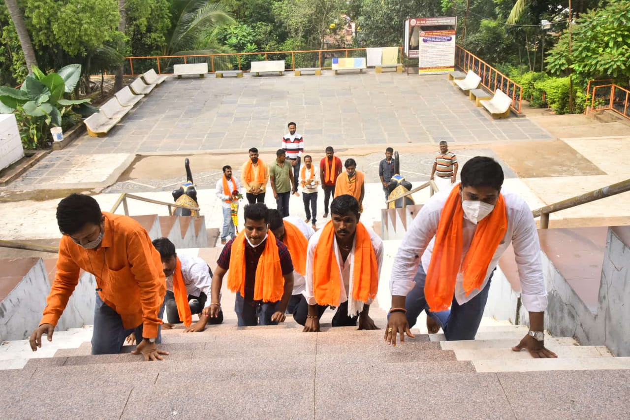 ಮೊಣಕಾಲಲ್ಲಿ ಮೆಟ್ಟಿಲೇರಿ ಪೂಜೆ: ಮುನೇನಕೊಪ್ಪ ಆರೋಗ್ಯವಾಗಿರುವಂತೆ ನೋಡಿಕೋ ದೇವರೇ..!
