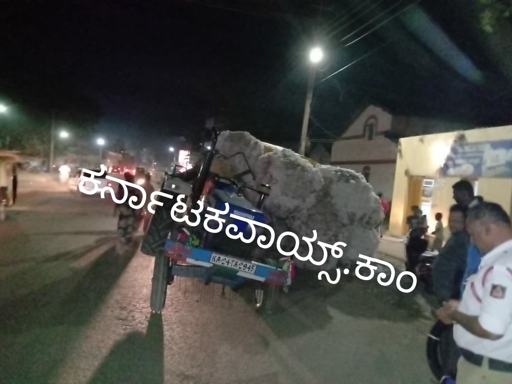 ಧಾರವಾಡದ ಮರಾಠಾ ಕಾಲನಿಯಲ್ಲಿ ಹತ್ತಿ ತುಂಬಿದ ಟ್ರ್ಯಾಕ್ಟರ್ ಪಲ್ಟಿ: ರೈತರಿಬ್ಬರು ಪಾರು